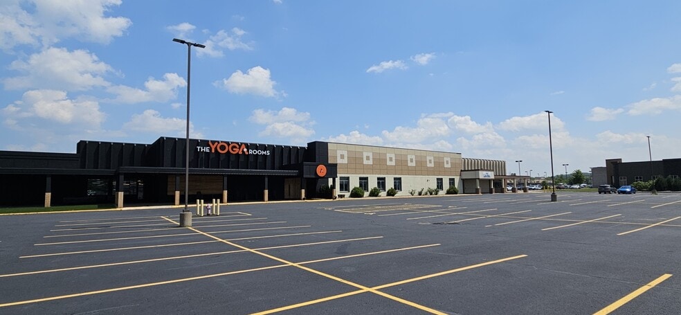 2725 Mall Dr, Eau Claire, WI for lease - Building Photo - Image 1 of 13