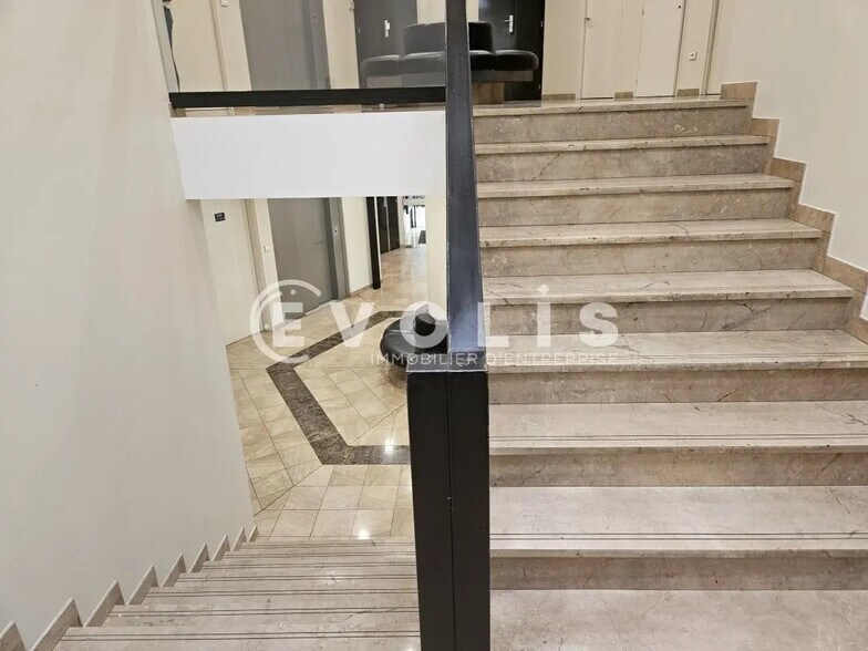 Office in Saint-Aubin for lease - Interior Photo - Image 3 of 10