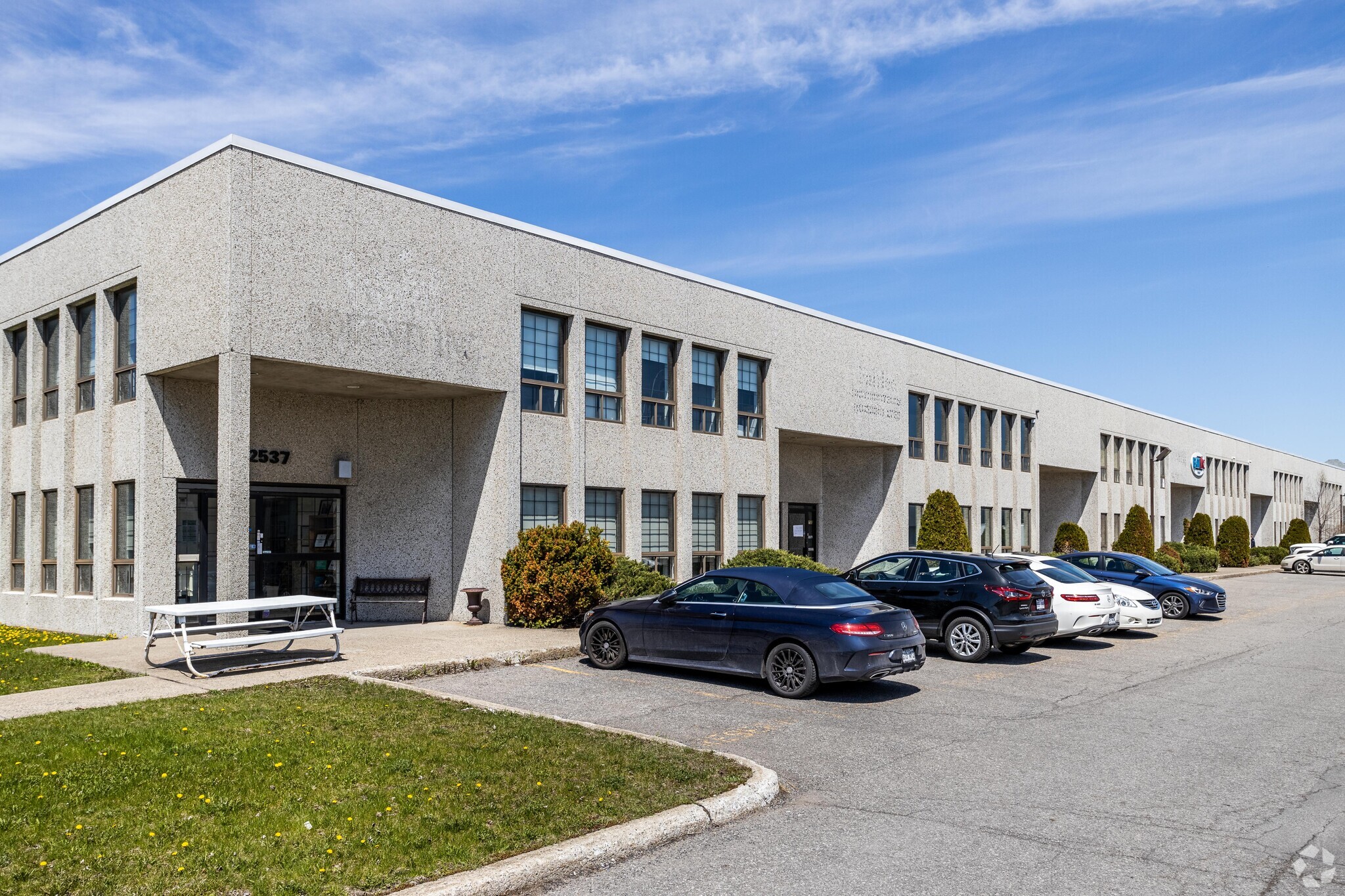 2505-2537 Rue Guénette, Montréal, QC for lease Primary Photo- Image 1 of 7