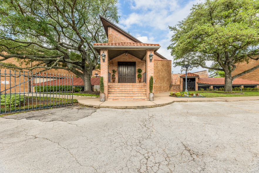 6303 Beverlyhill St, Houston, TX for sale - Building Photo - Image 2 of 18