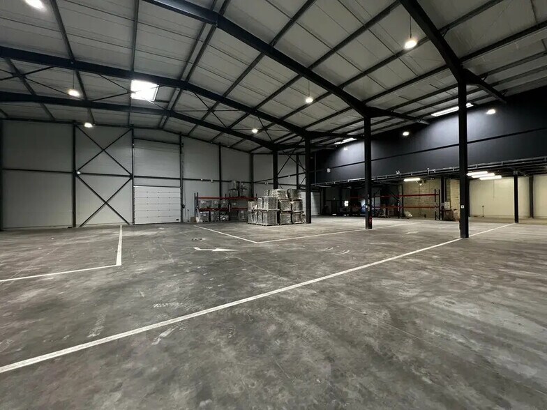 Office in Entraigues-sur-la-Sorgue for lease - Building Photo - Image 2 of 14