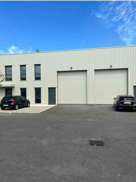 Flex in Décines-Charpieu for lease - Building Photo - Image 2 of 9