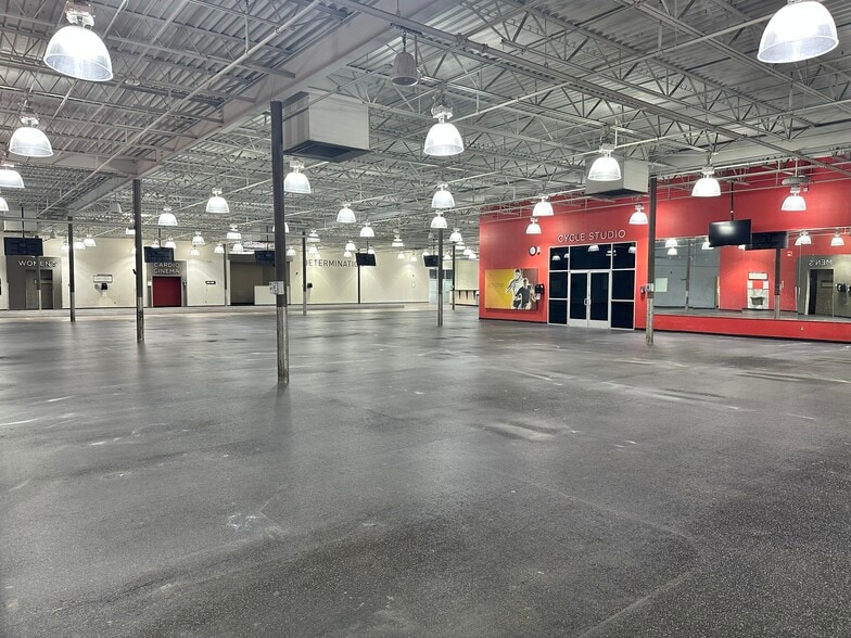 1409 E Danforth Rd, Edmond, OK for lease - Interior Photo - Image 2 of 6