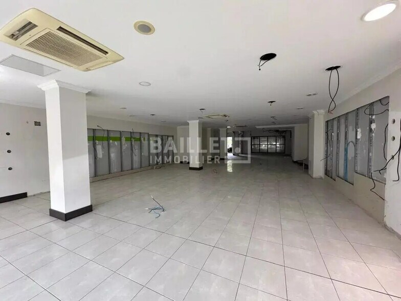 Retail in Villeneuve-Loubet for lease - Building Photo - Image 3 of 22