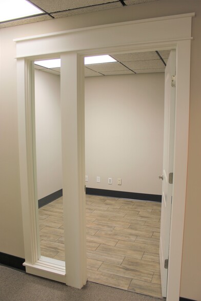 2721 W 6th St, Lawrence, KS for lease - Interior Photo - Image 3 of 9