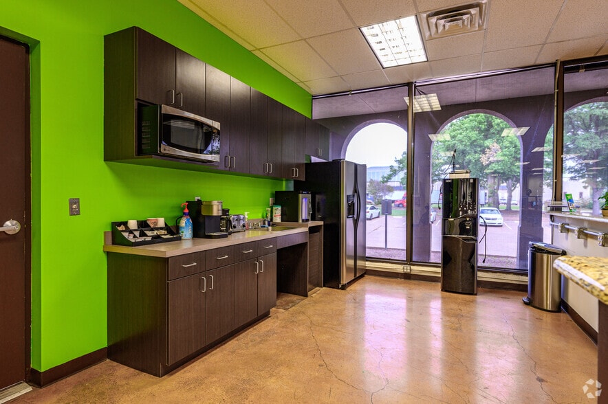 4545 Spring Valley Rd, Farmers Branch, TX for lease - Building Photo - Image 3 of 23