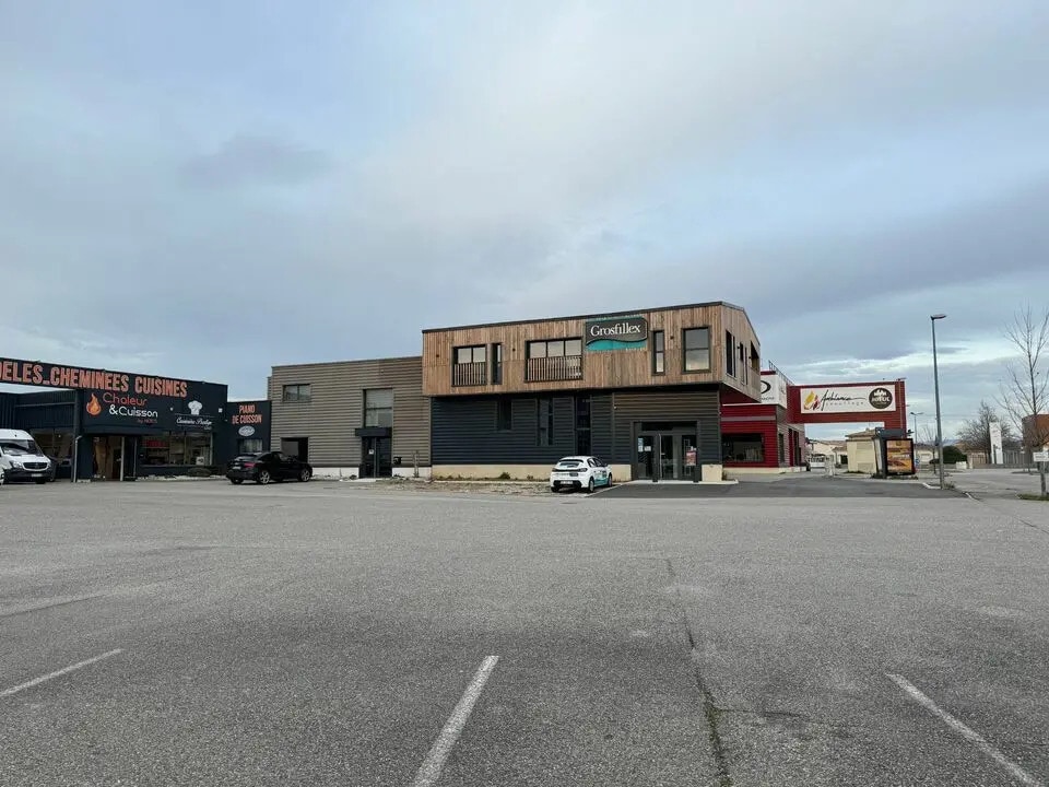 Retail in Saint-Marcel-lès-Valence for lease Building Photo- Image 1 of 6