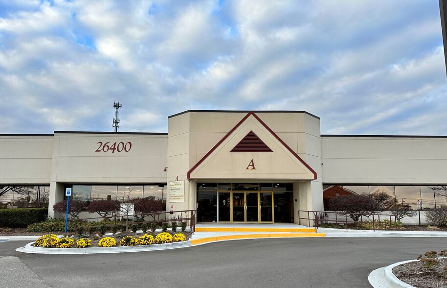 26400 W 12 Mile Rd, Southfield, MI for lease - Building Photo - Image 1 of 4