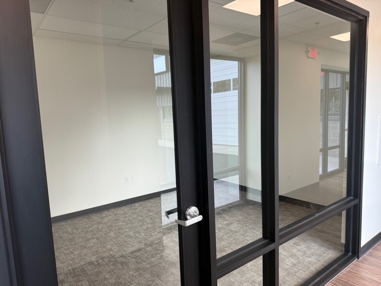 125 Cap Ct, Eugene, OR for lease - Building Photo - Image 2 of 14