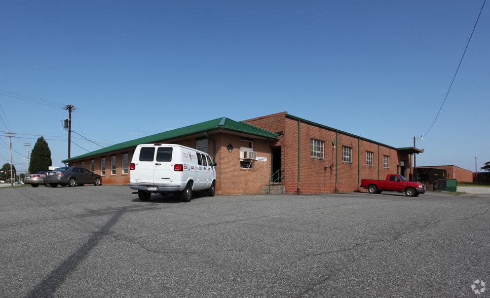 1012 W Market Center Dr, High Point, NC for lease - Building Photo - Image 1 of 6