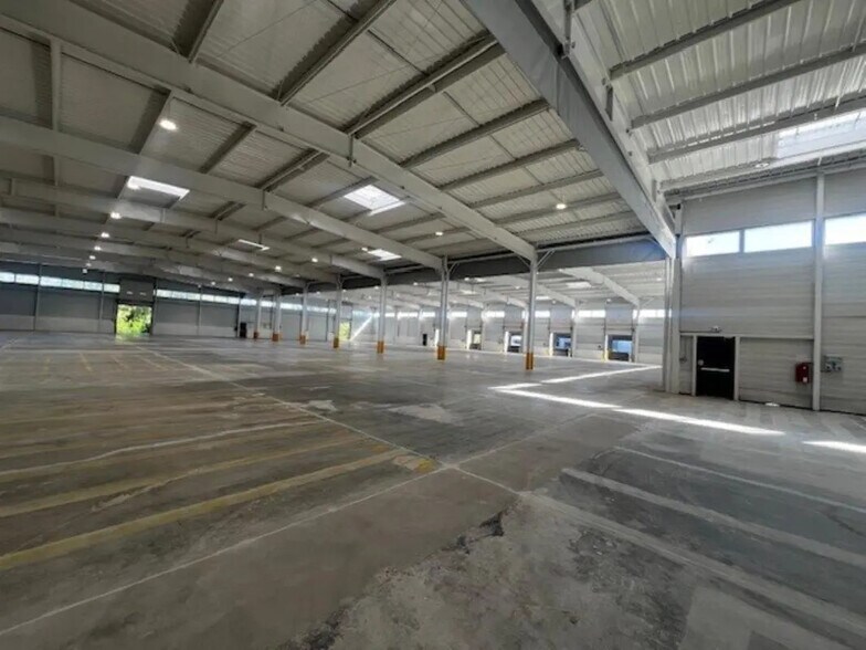 Industrial in Avignon for lease - Interior Photo - Image 1 of 14