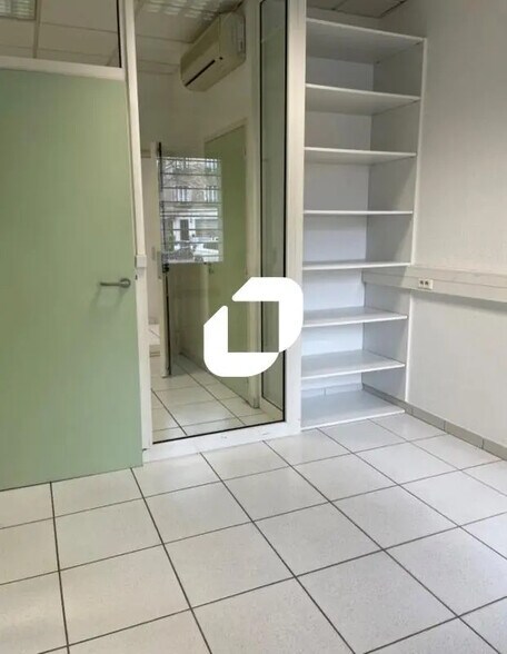 Office in Grenoble for lease - Interior Photo - Image 3 of 8