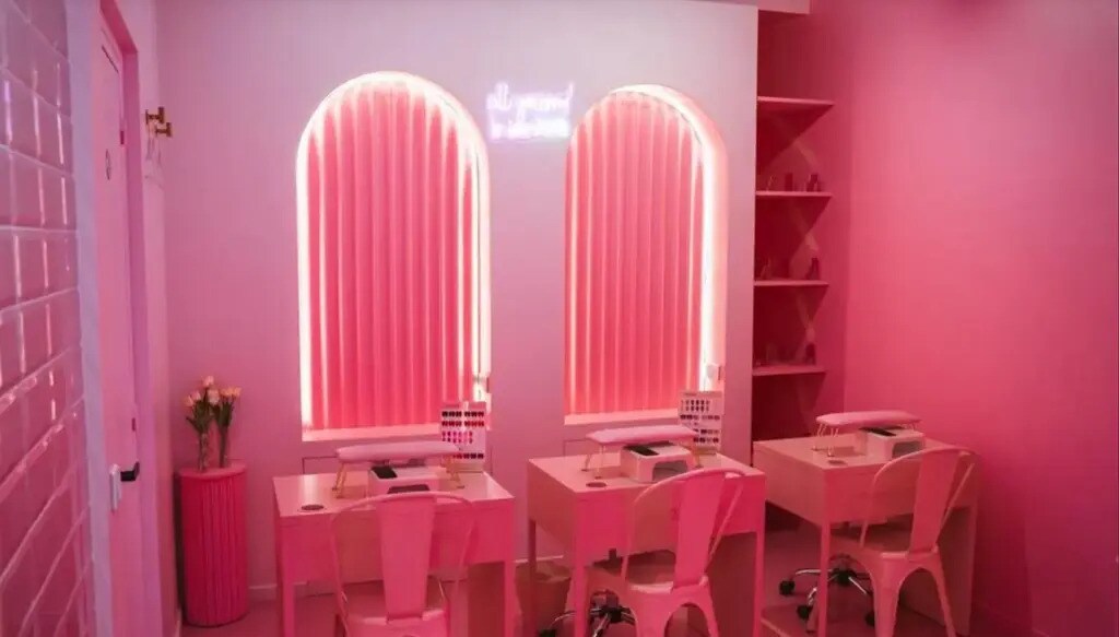 Retail in Paris for lease Interior Photo- Image 1 of 4