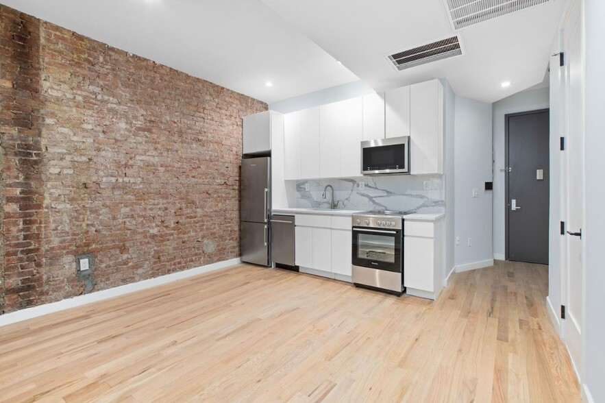 331 E 52nd St, New York, NY for sale - Building Photo - Image 2 of 11