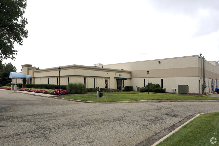 135 Raritan Center Pky, Edison, NJ for lease - Primary Photo - Image 1 of 9