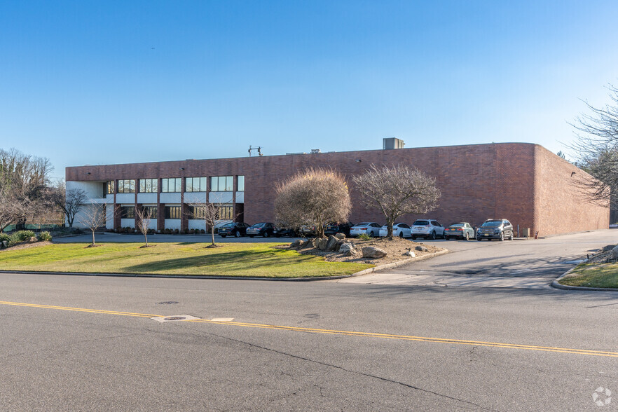 2 Harbor Park Dr, Port Washington, NY for lease - Building Photo - Image 1 of 5