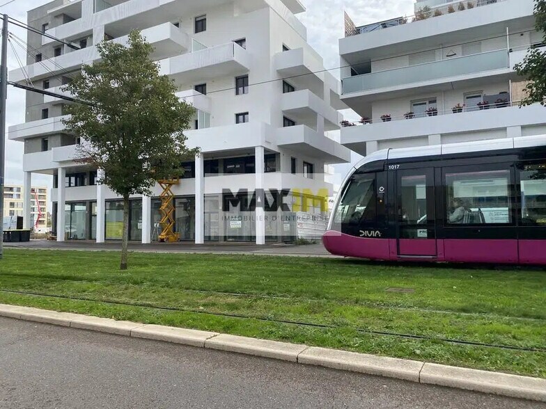 Retail in Dijon for lease - Building Photo - Image 1 of 8