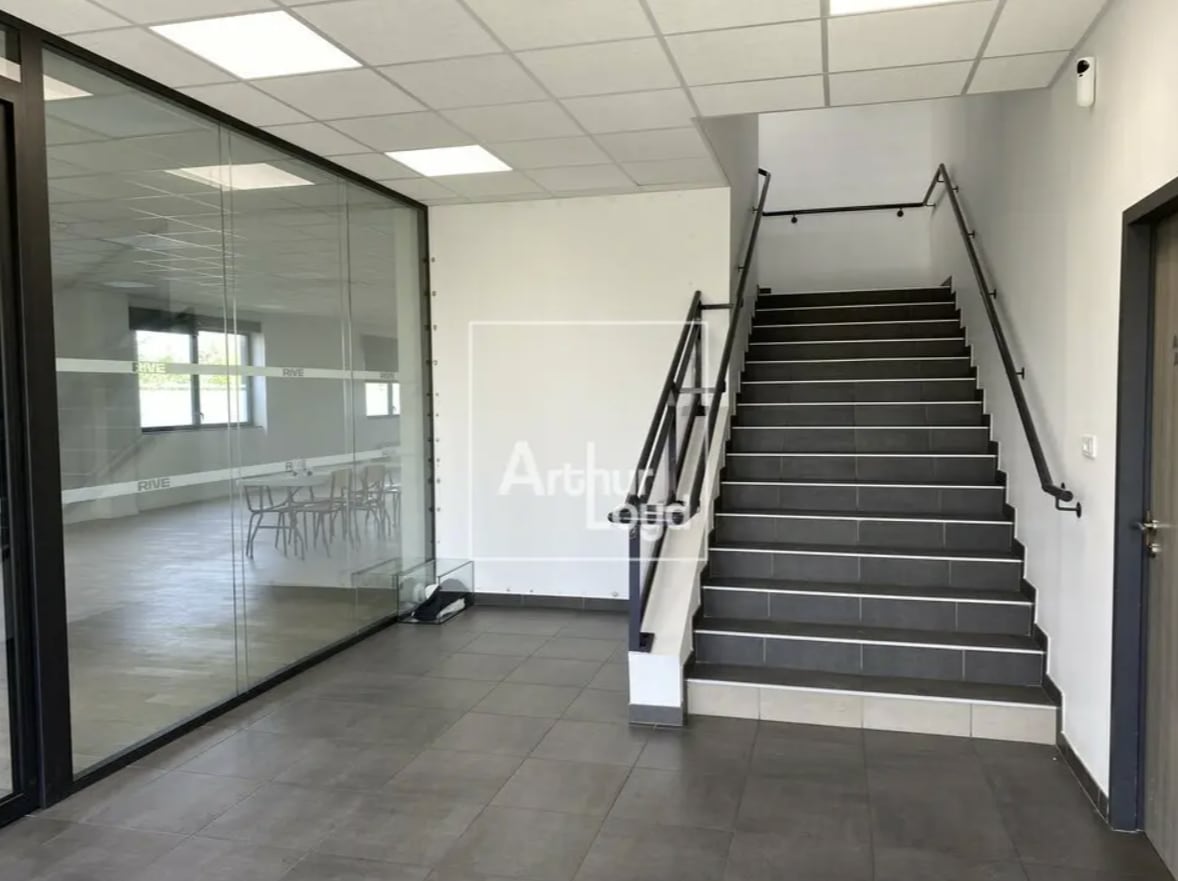 Industrial in Lieusaint for lease Interior Photo- Image 1 of 3