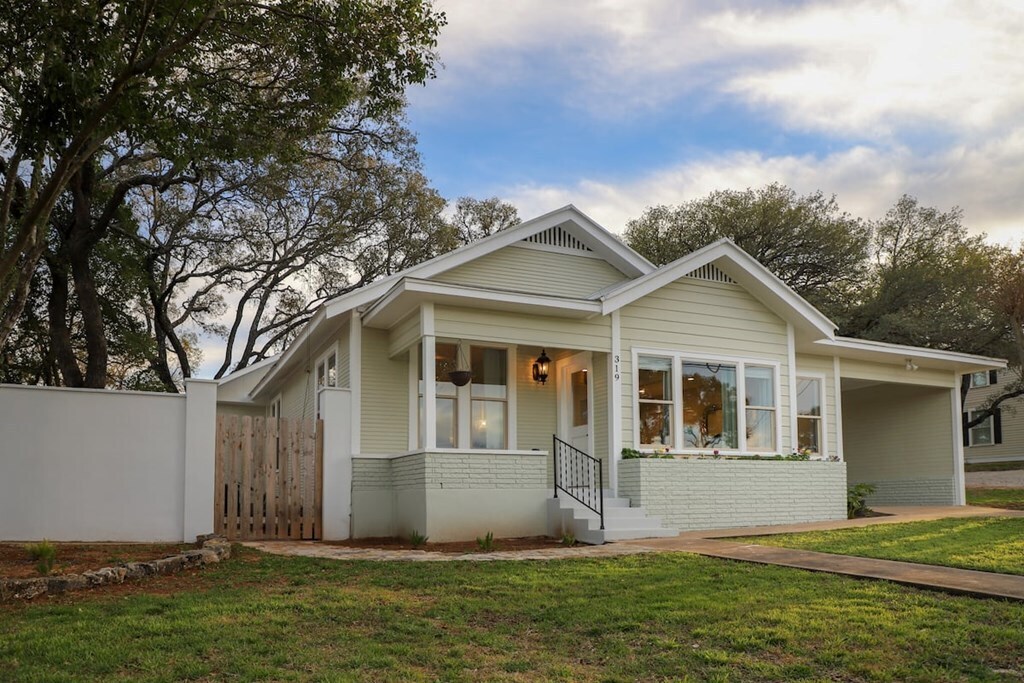 319 W Live Oak St, Fredericksburg, TX for sale Primary Photo- Image 1 of 1
