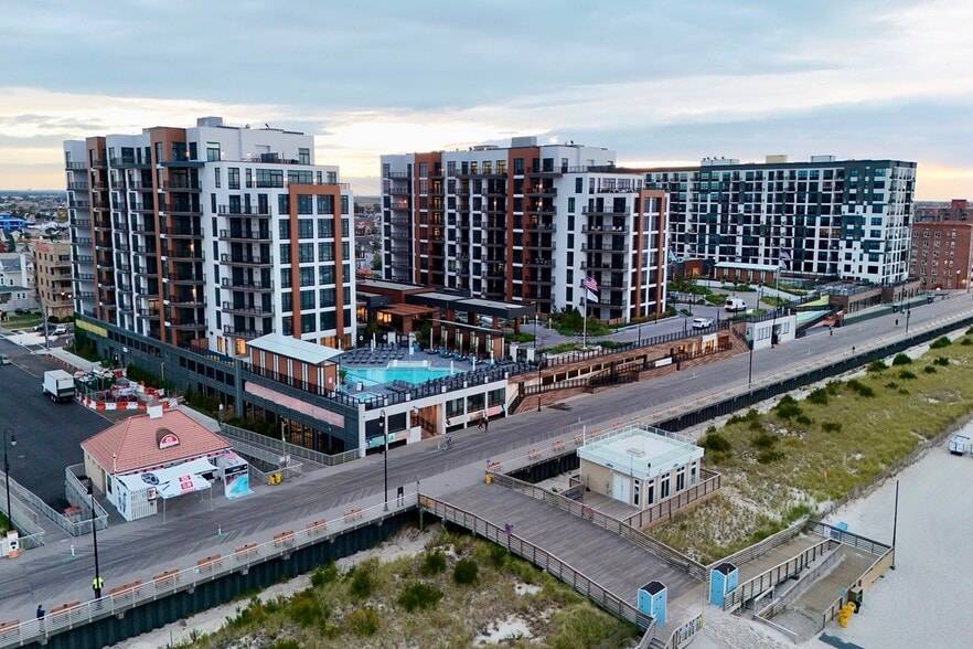 100-190 E Broadway, Long Beach, NY for lease - Building Photo - Image 1 of 13