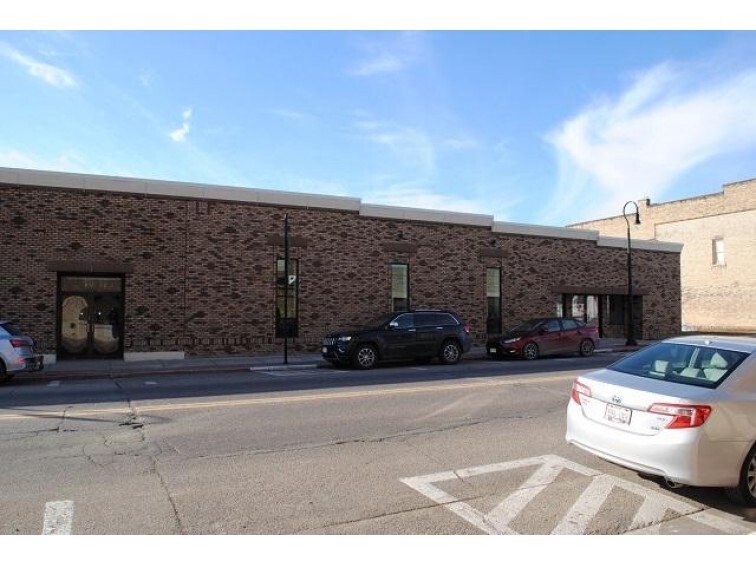 625 Water St, Prairie Du Sac, WI for lease - Building Photo - Image 3 of 6