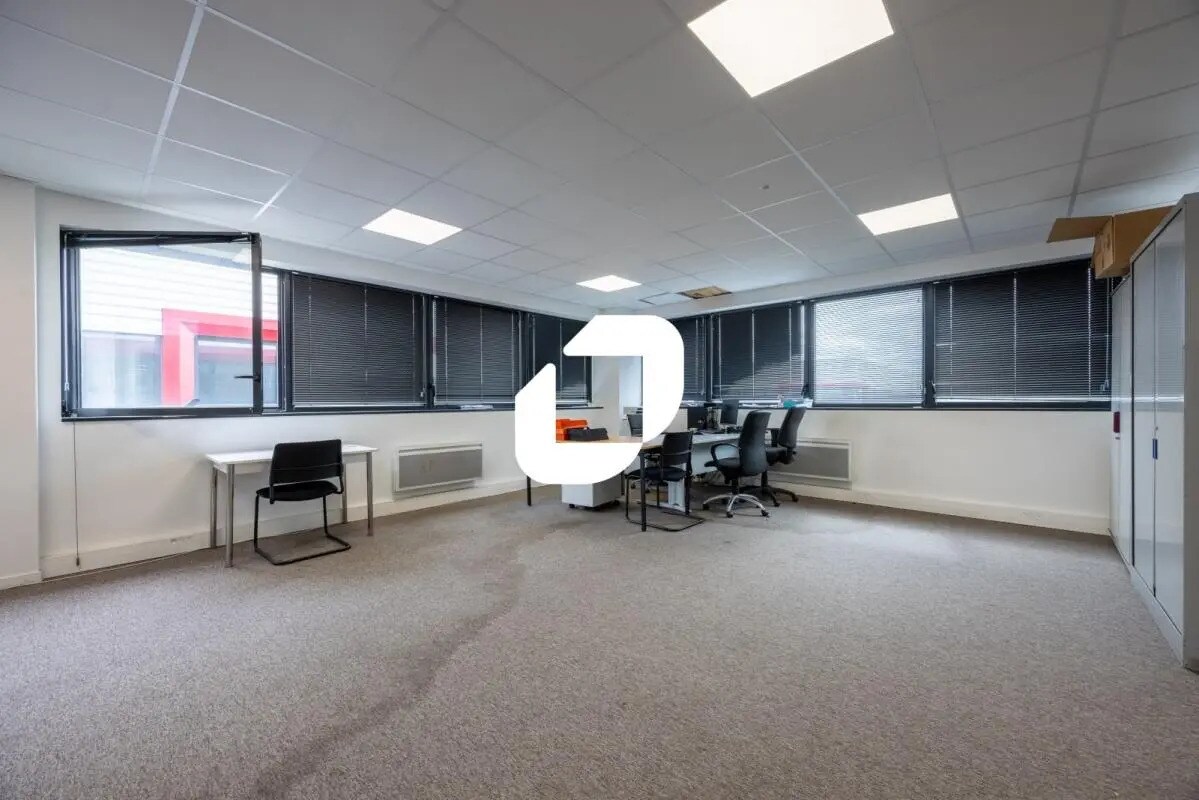 Office in Chanteloup-en-Brie for lease Interior Photo- Image 1 of 8