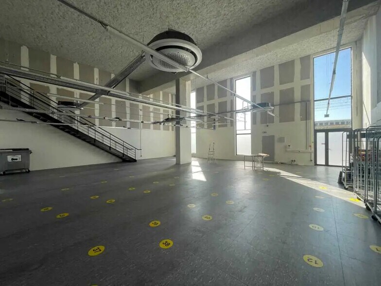 Flex in Lyon for lease - Interior Photo - Image 3 of 6