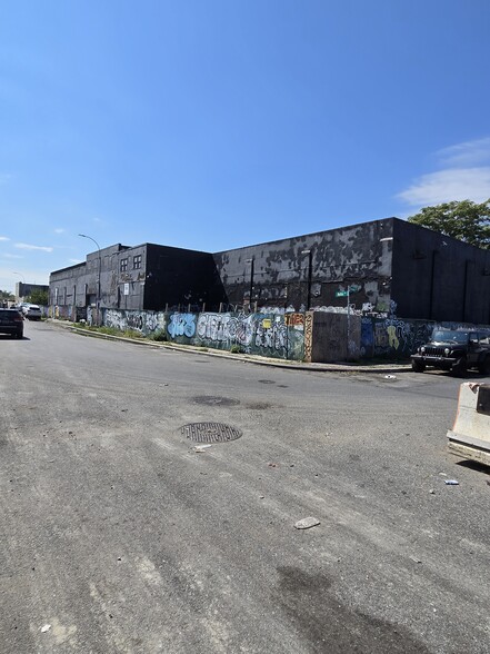 335 Moffat St, Brooklyn, NY for sale - Building Photo - Image 1 of 16