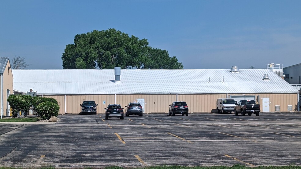 525 W Rolling Meadows Dr, Fond Du Lac, WI for lease - Building Photo - Image 1 of 18