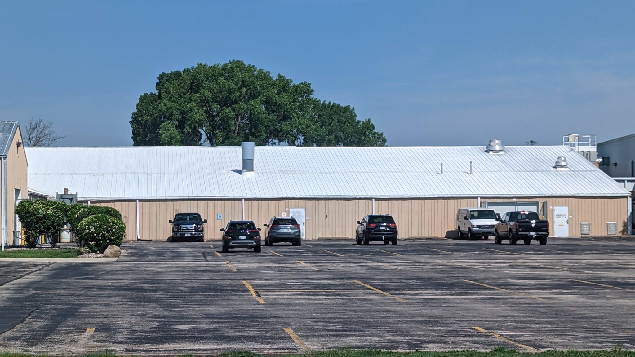 525 W Rolling Meadows Dr, Fond Du Lac, WI for lease Building Photo- Image 1 of 19