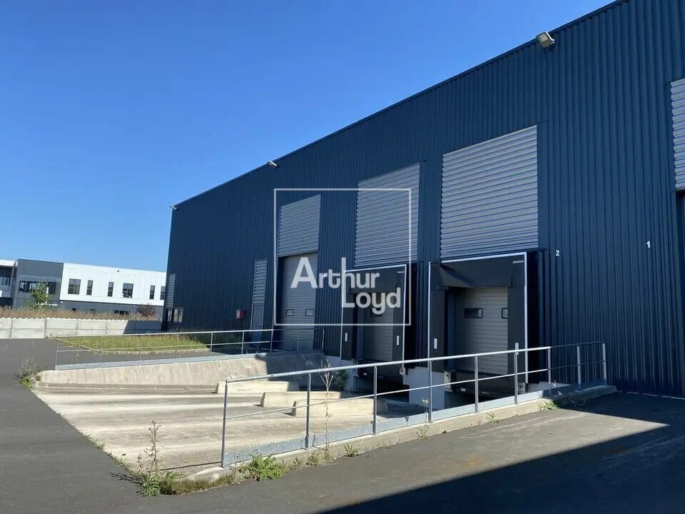 Industrial in Lieusaint for lease Building Photo- Image 1 of 7