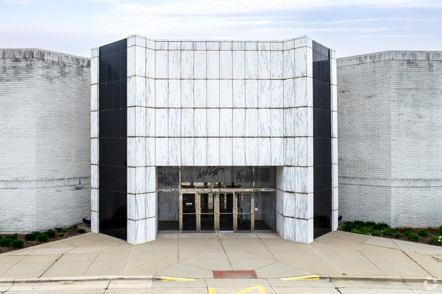 5 Woodfield Mall, Schaumburg, IL for lease - Building Photo - Image 3 of 9