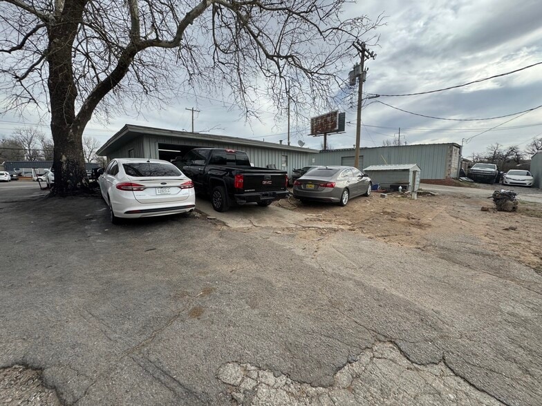 6710-6720 NW 10th St portfolio of 13 properties for sale on LoopNet.com - Building Photo - Image 2 of 22