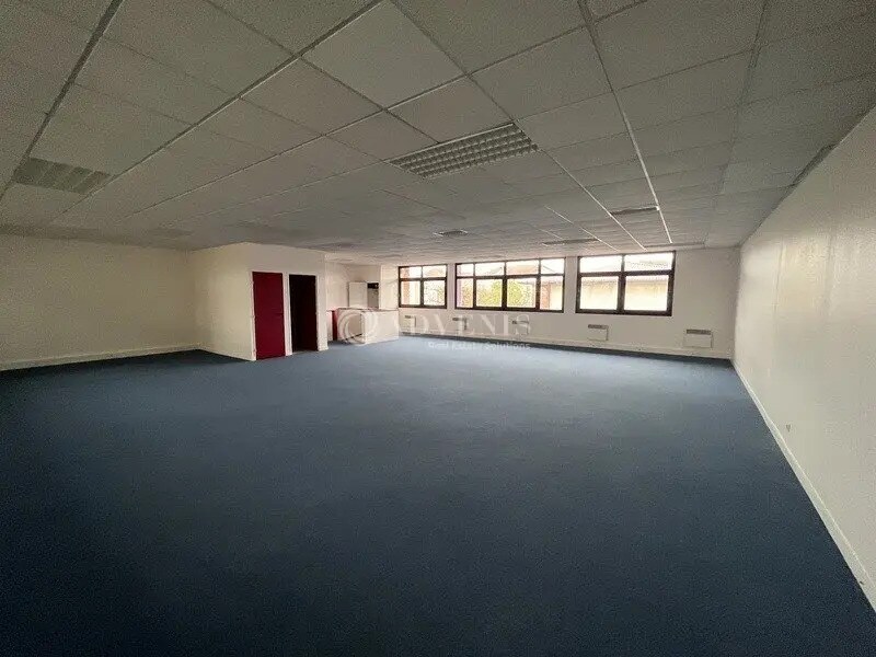 Office in Voisins-le-Bretonneux for lease Interior Photo- Image 1 of 6