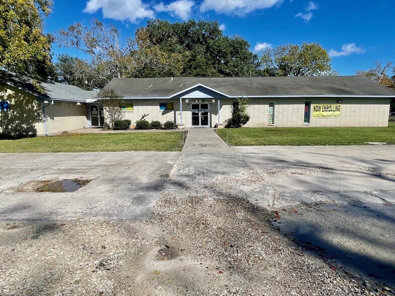 701 E 2nd St, Sweeny, TX 77480