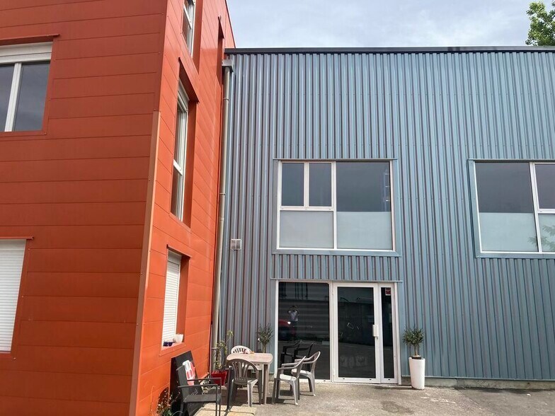 Office in Crolles for lease - Building Photo - Image 1 of 3