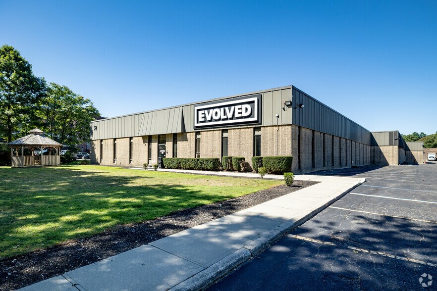 135 Ricefield Ln, Hauppauge, NY for sale - Primary Photo - Image 1 of 1