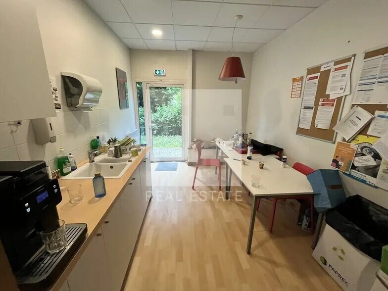 Office in Domarin for lease - Interior Photo - Image 3 of 11