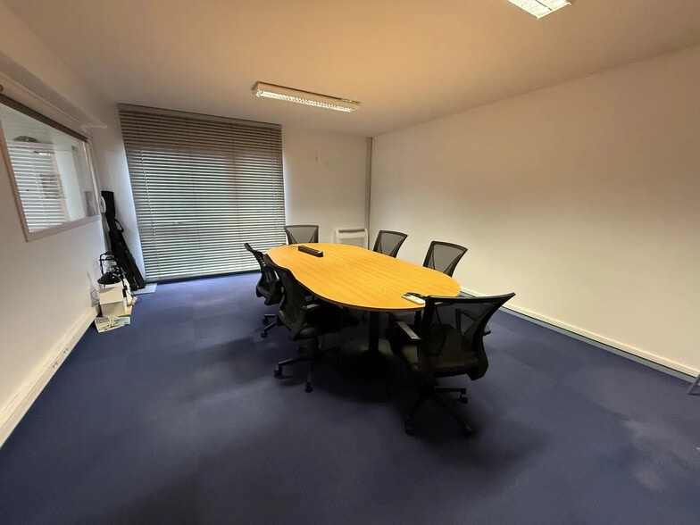 Office in SAINT-OUEN-L'AUMONE for sale - Interior Photo - Image 3 of 8