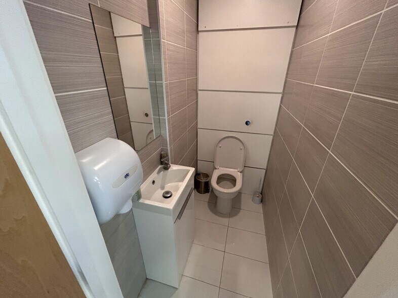 Bessborough Rd, Harrow for lease - Interior Photo - Image 3 of 6