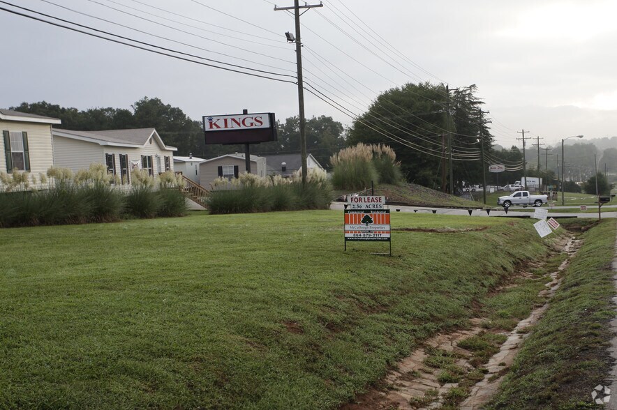 13630 E Wade Hampton Blvd, Greer, SC for sale - Primary Photo - Image 1 of 1