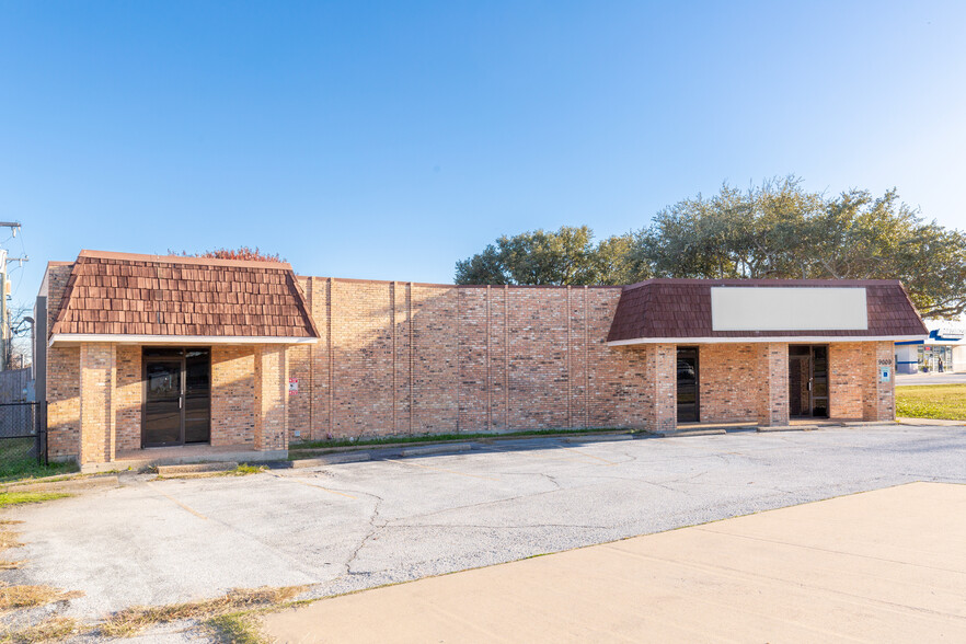 9007-9009 Benbrook Blvd, Benbrook, TX for sale - Building Photo - Image 3 of 6