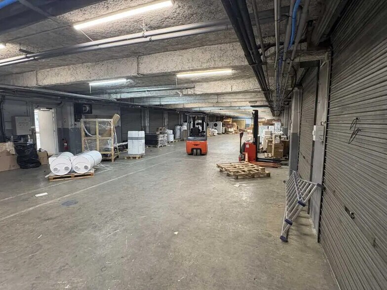 Office in Vaulx-en-Velin for lease - Building Photo - Image 1 of 11