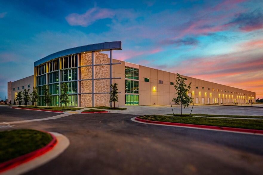 5000 SW Regional Airport Blvd, Bentonville, AR for lease - Building Photo - Image 2 of 4