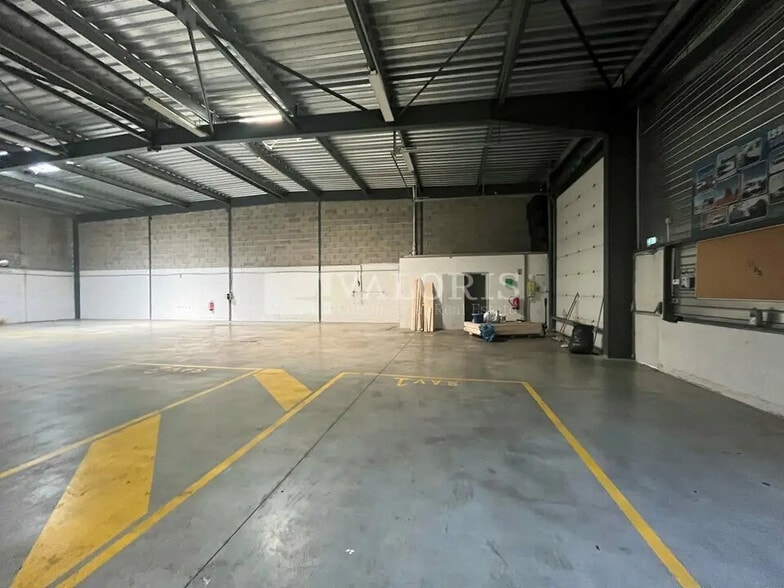 Flex in Saint-Priest for lease - Interior Photo - Image 3 of 3