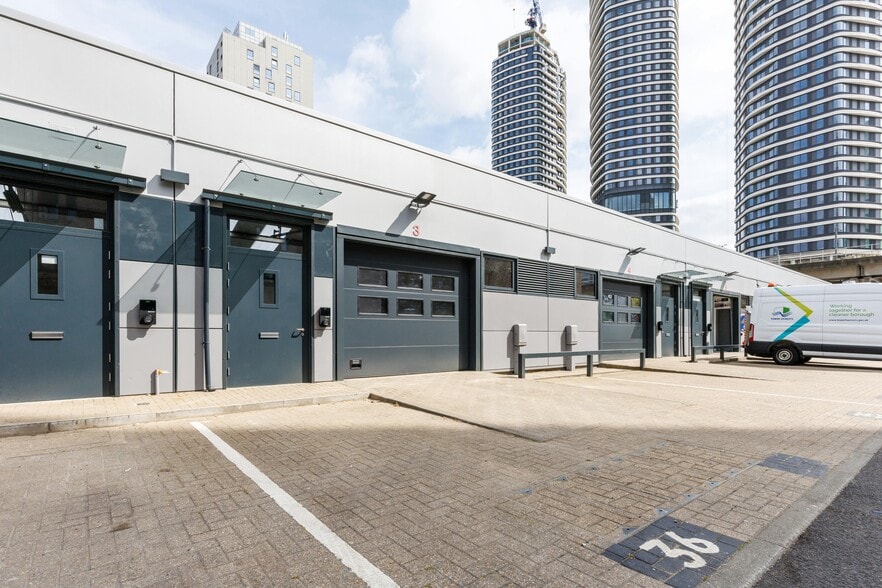 10 Prestons Rd, London for lease - Building Photo - Image 2 of 6