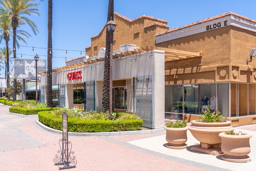 17600 Collier Ave, Lake Elsinore, CA for sale - Primary Photo - Image 1 of 4