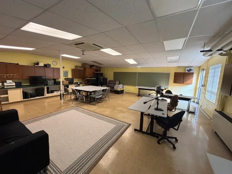 18606 Stephens Rd, Eastpointe, MI for lease - Interior Photo - Image 2 of 12