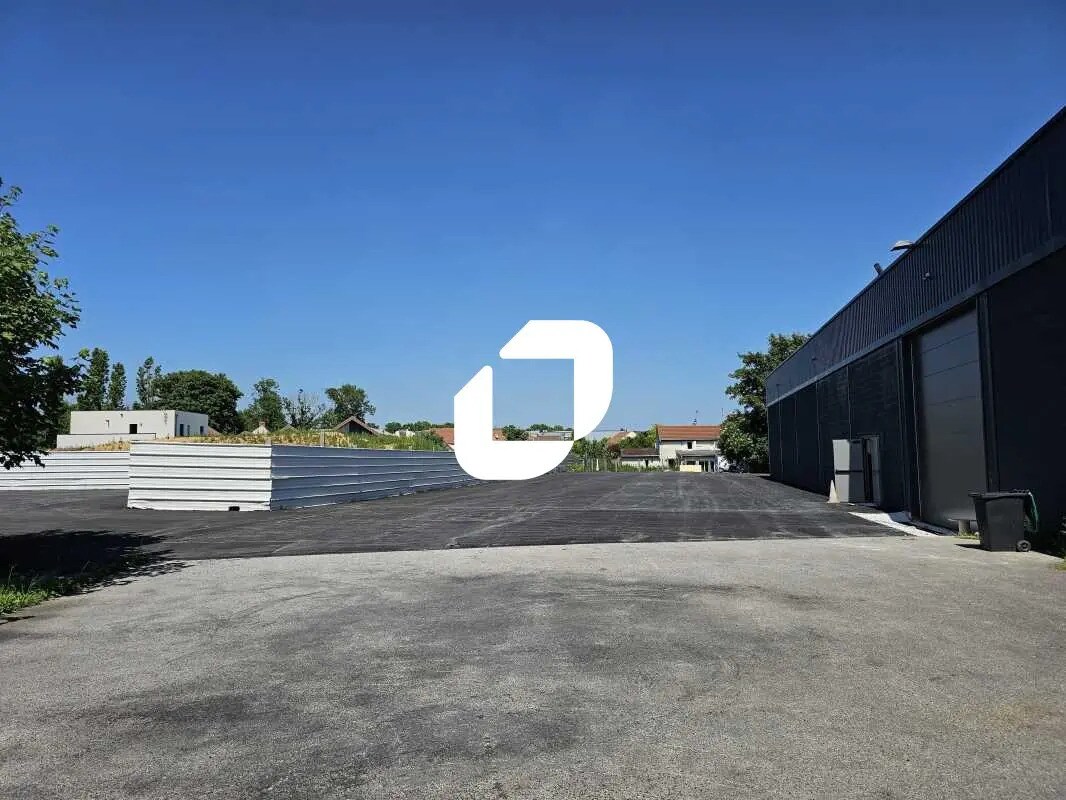 Land in Le Mesnil-Amelot for lease Building Photo- Image 1 of 7