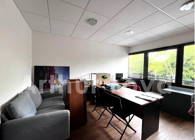 Office in Caen for lease - Interior Photo - Image 2 of 4
